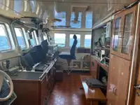 Nava de pescuit tip trauler de vânzare