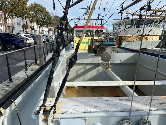 Nava de pescuit tip trauler de vânzare
