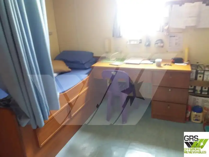 Ambarcațiune de debarcare, cu rezervoare de vânzare