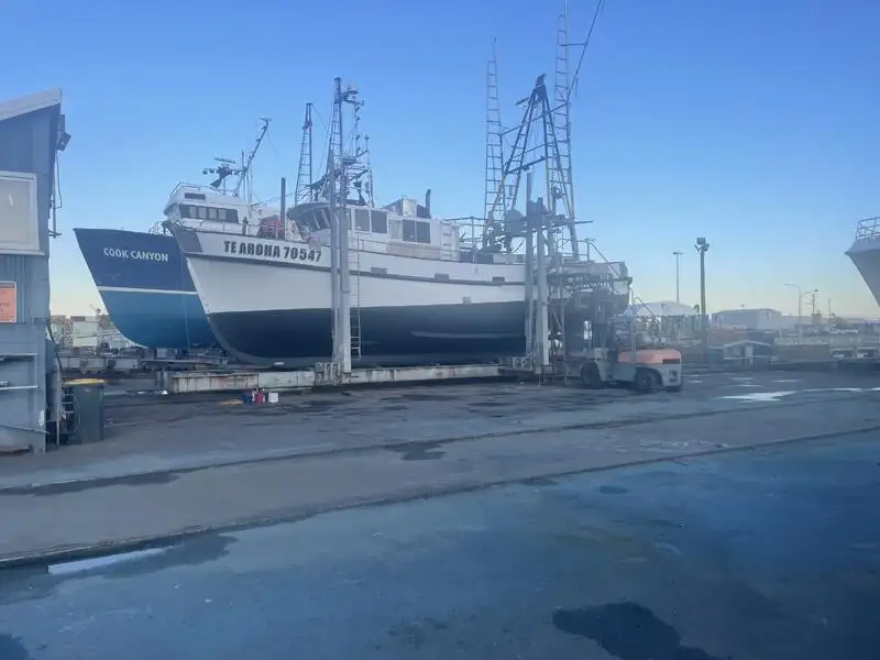 Nava de pescuit tip trauler de vânzare