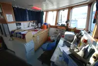 Ambarcațiune de debarcare, cu rezervoare de vânzare