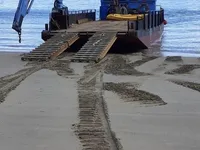 Ambarcațiune de debarcare, cu rezervoare de vânzare