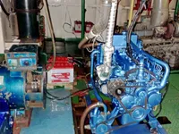 Ambarcațiune de debarcare, cu rezervoare de vânzare