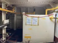 Ambarcațiune de debarcare, cu rezervoare de vânzare