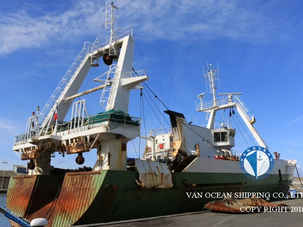 Nava de pescuit tip trauler de vânzare