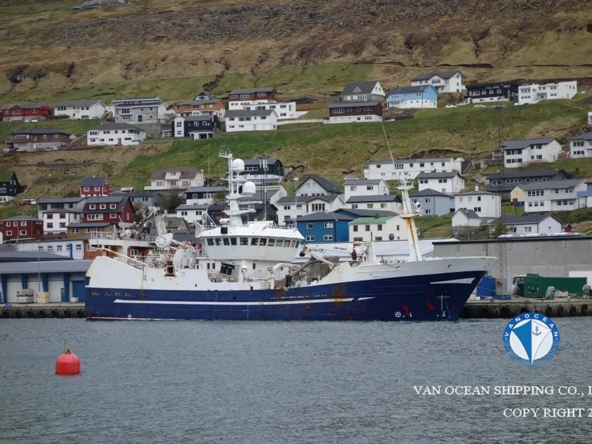 Nava de pescuit tip trauler de vânzare