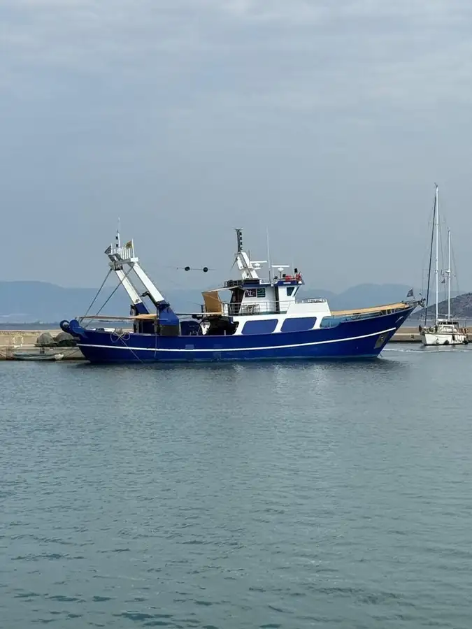 Nava de pescuit tip trauler de vânzare