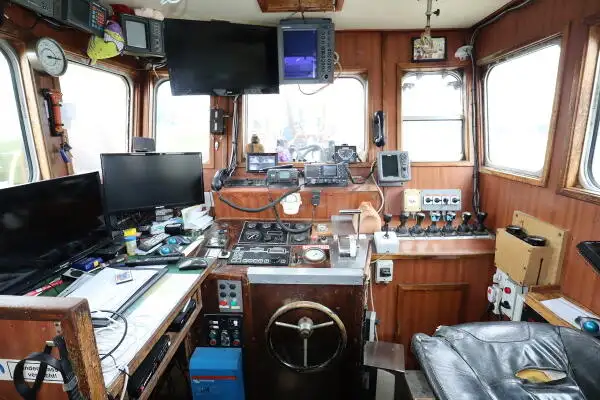 Nava de pescuit tip trauler de vânzare