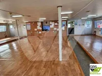 Ambarcațiune de debarcare, cu rezervoare de vânzare