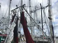 Nava de pescuit tip trauler de vânzare