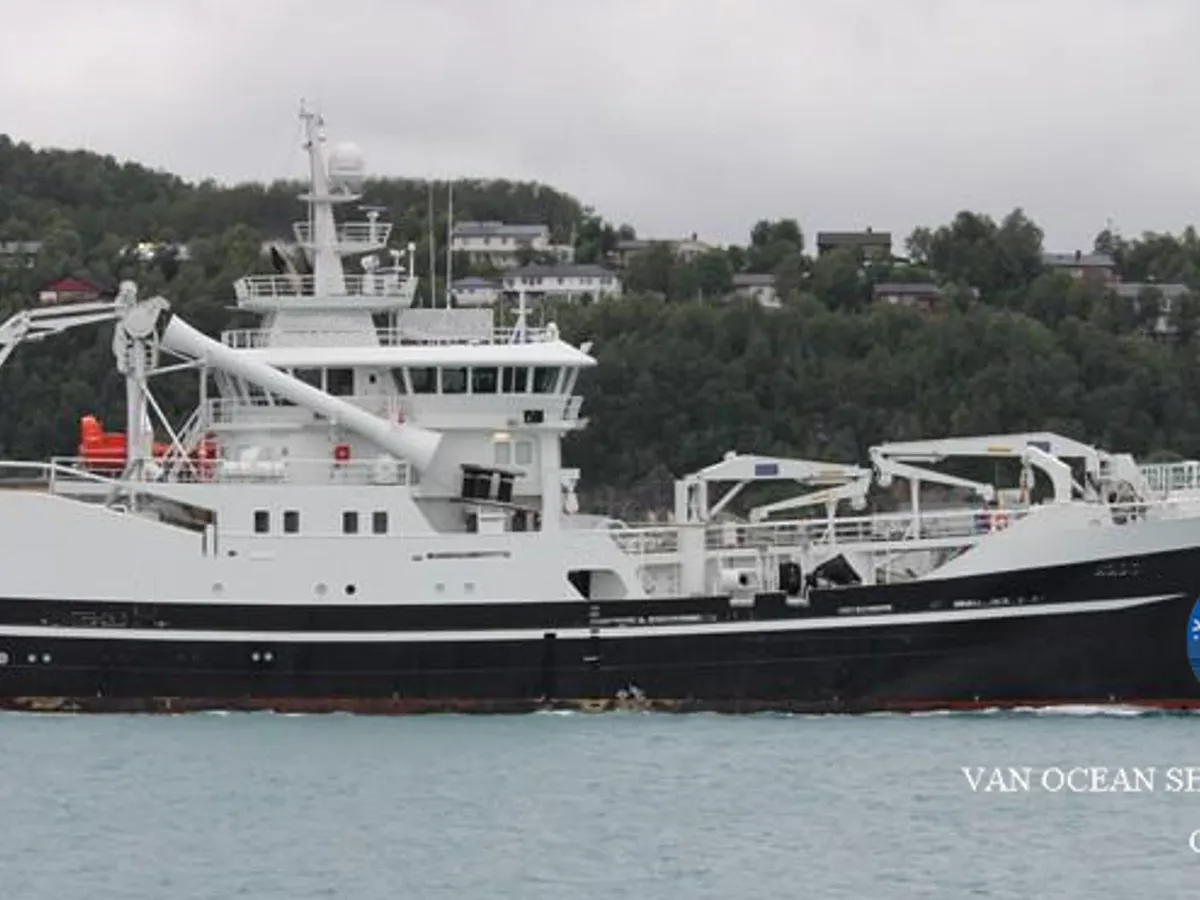 Nava de pescuit tip trauler de vânzare