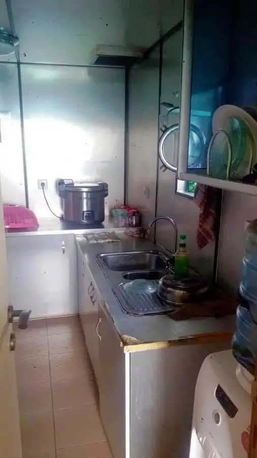 Ambarcațiune de debarcare, cu rezervoare de vânzare