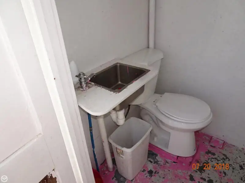 Șalupă de vânzare