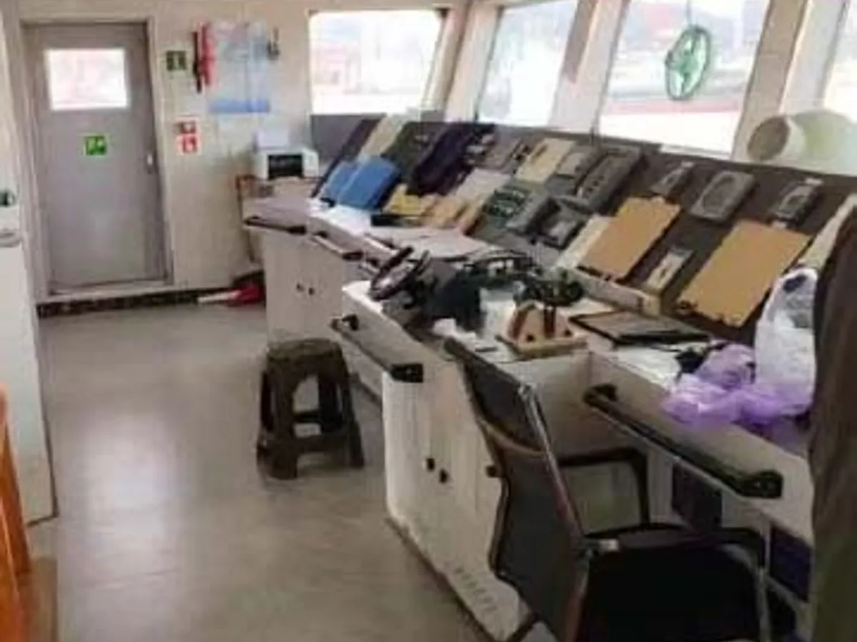 Ambarcațiune de debarcare, cu rezervoare de vânzare
