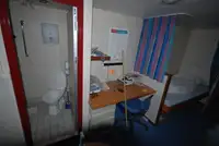 Ambarcațiune de debarcare, cu rezervoare de vânzare