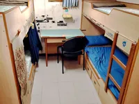 Ambarcațiune de debarcare, cu rezervoare de vânzare