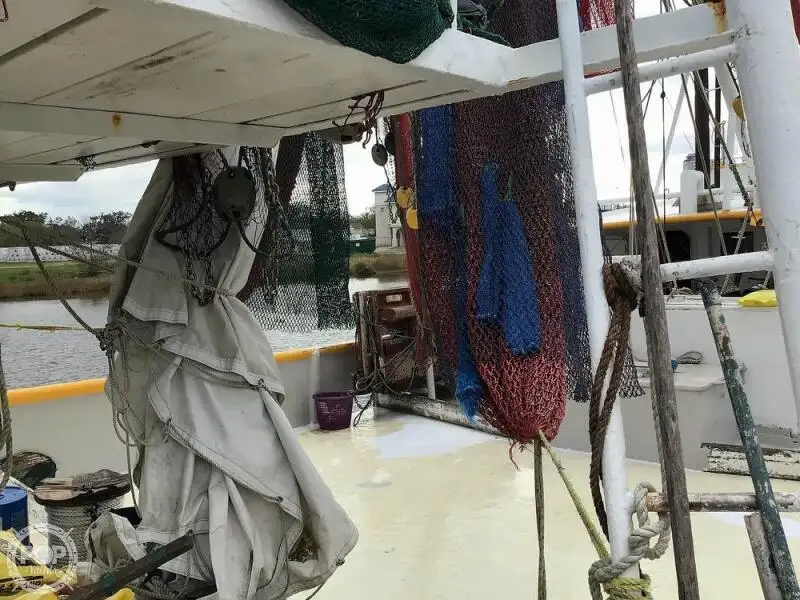 Nava de pescuit tip trauler de vânzare
