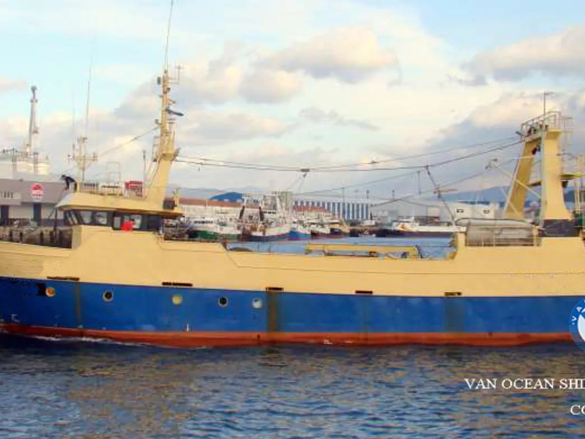 Nava de pescuit tip trauler de vânzare