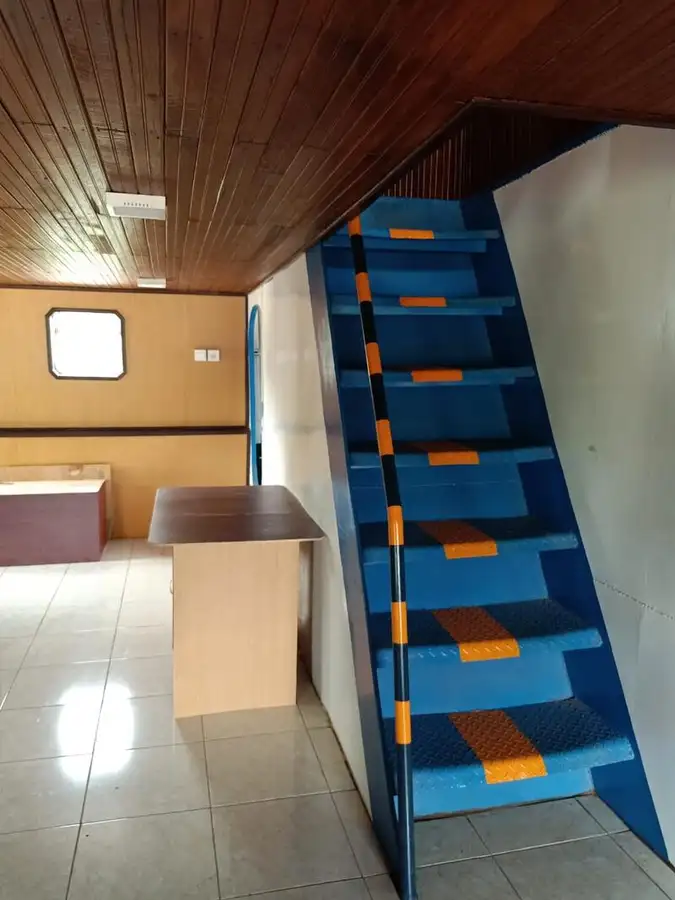 Ambarcațiune de debarcare, cu rezervoare de vânzare