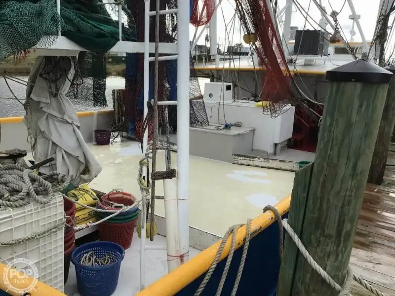 Nava de pescuit tip trauler de vânzare