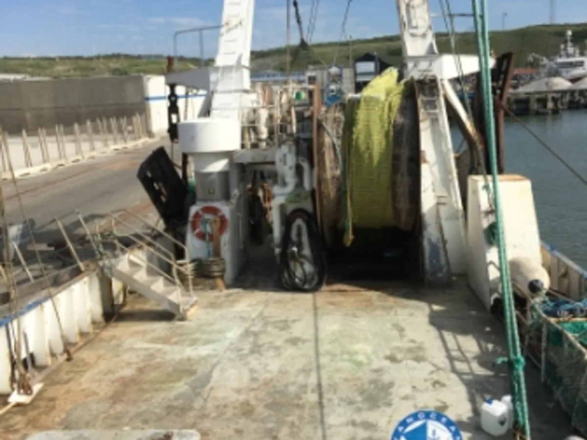 Nava de pescuit tip trauler de vânzare