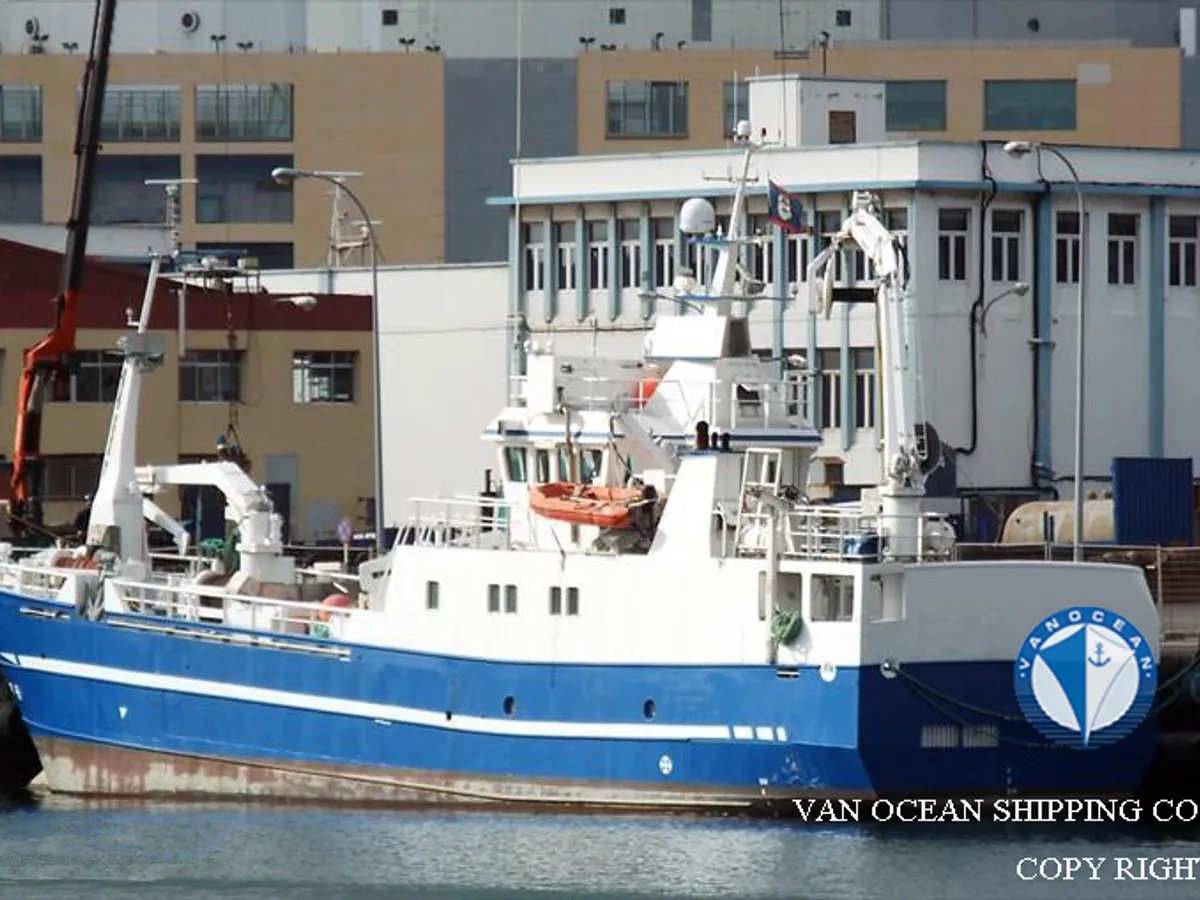 Nava de pescuit cu plase purseine de vânzare