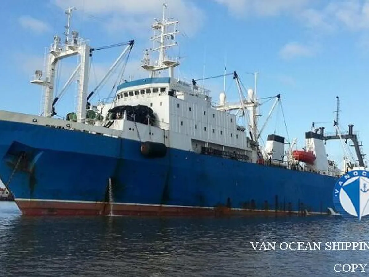 Nava de pescuit tip trauler de vânzare