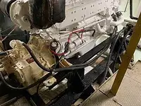 Ambarcațiune de debarcare, cu rezervoare de vânzare