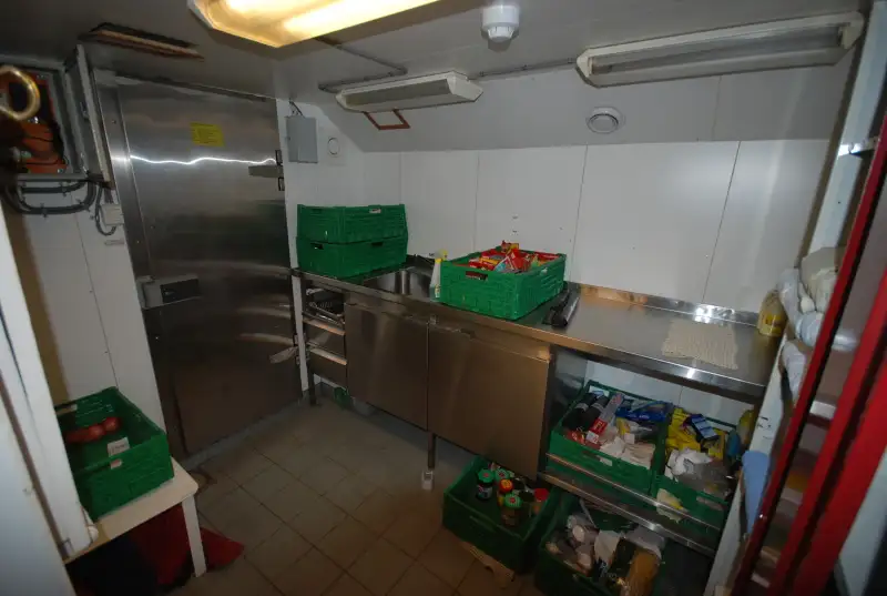 Ambarcațiune de debarcare, cu rezervoare de vânzare
