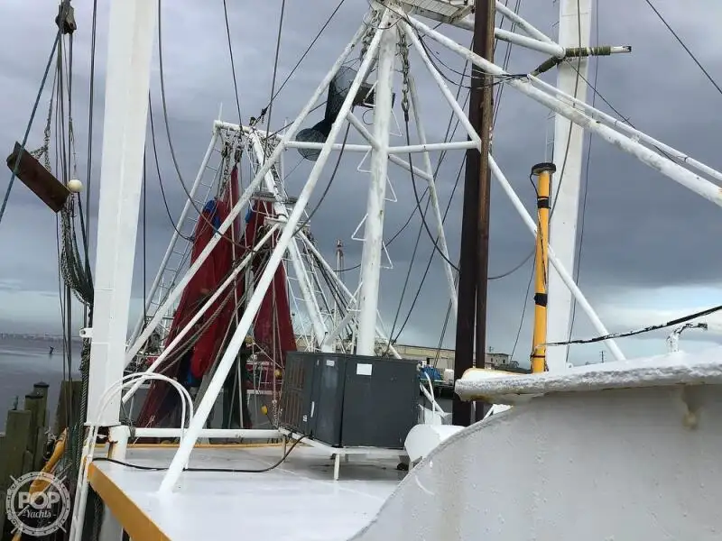 Nava de pescuit tip trauler de vânzare