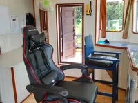 Ambarcațiune de debarcare, cu rezervoare de vânzare