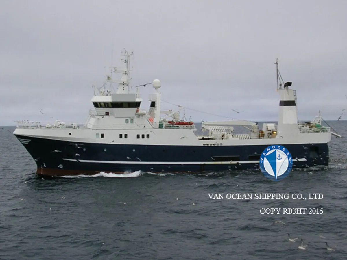 Nava de pescuit tip trauler de vânzare