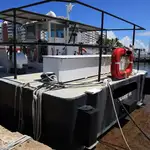 Ambarcațiune de debarcare, cu rezervoare de vânzare