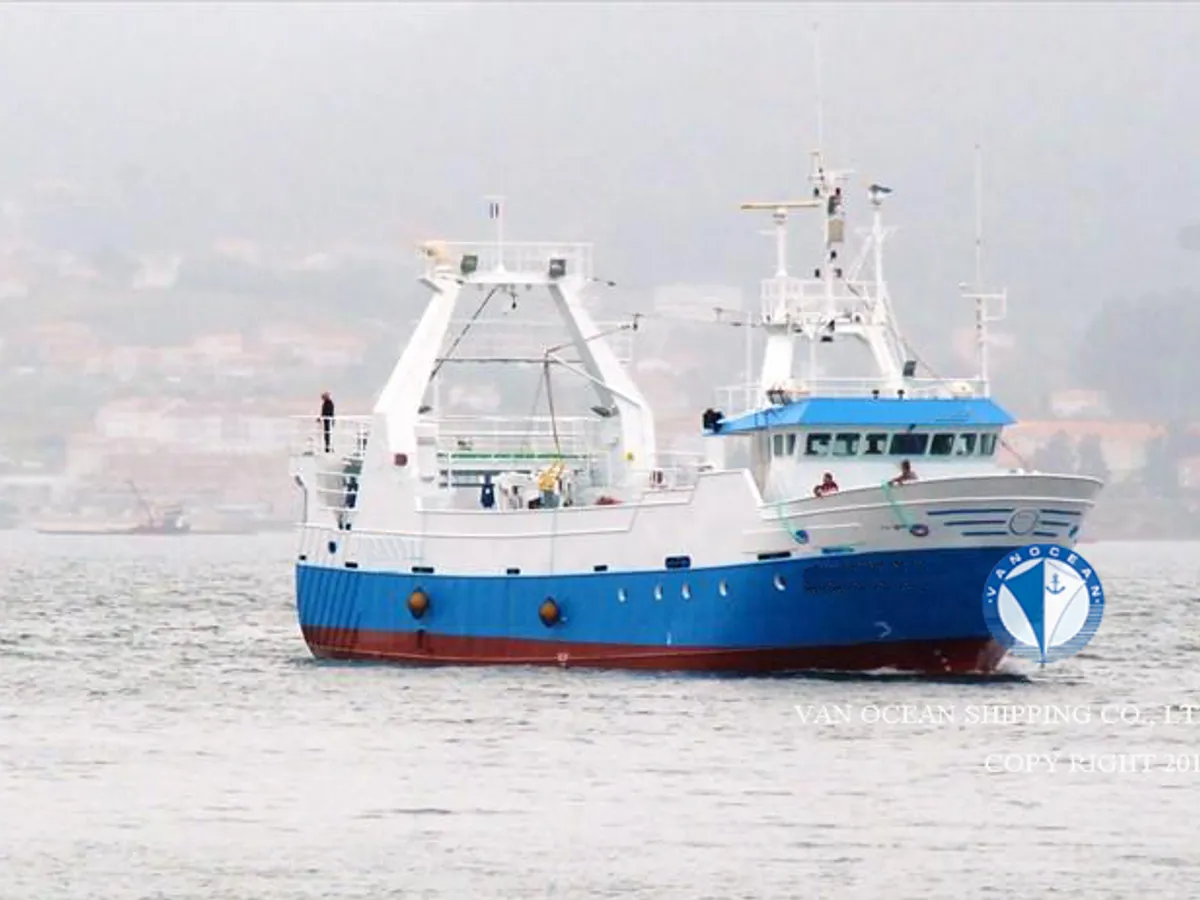 Nava de pescuit tip trauler de vânzare