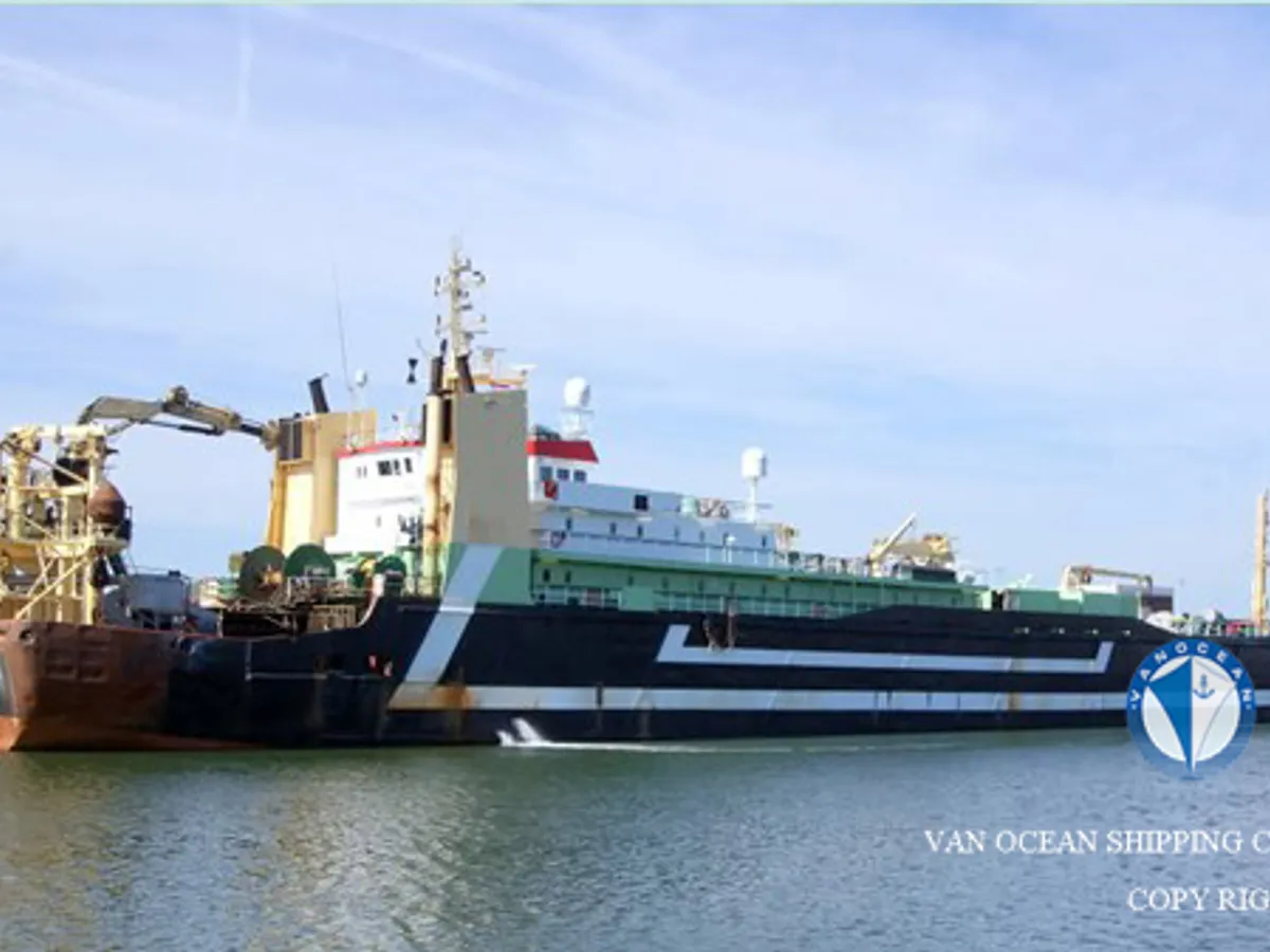 Nava de pescuit tip trauler de vânzare