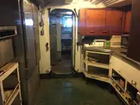 Ambarcațiune de debarcare, cu rezervoare de vânzare