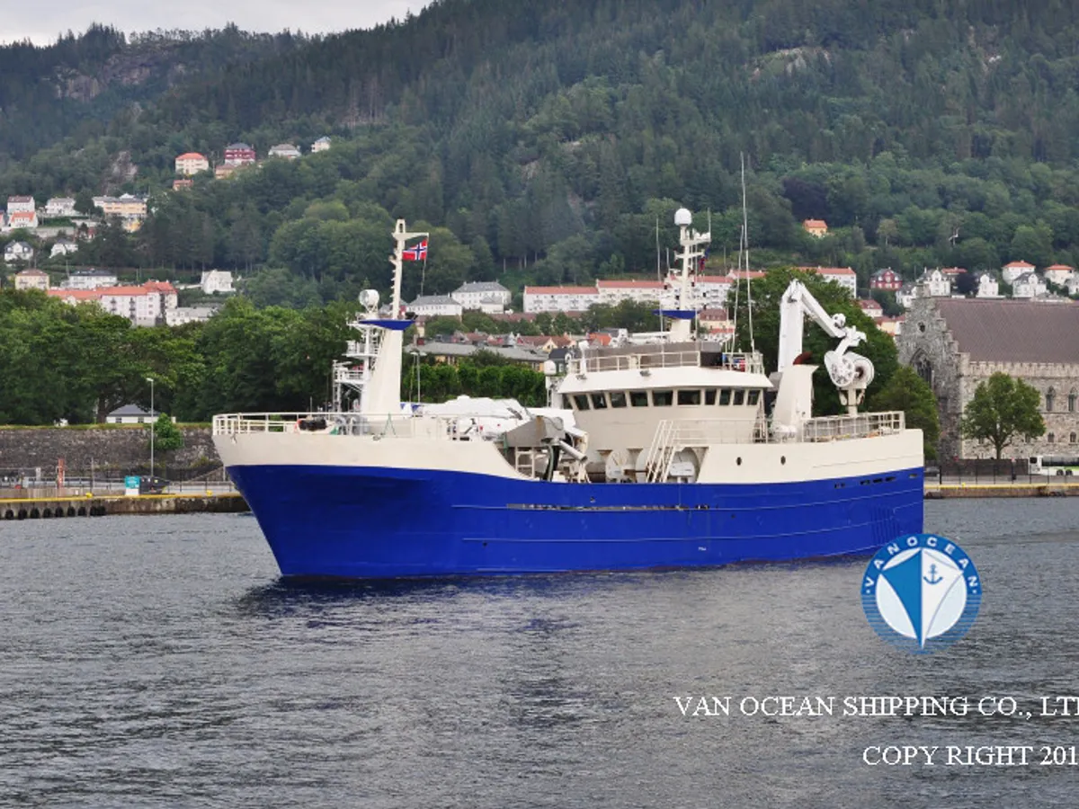 Nava de pescuit cu plase purseine de vânzare