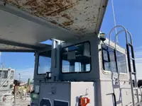 Ambarcațiune de debarcare, cu rezervoare de vânzare