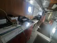 Ambarcațiune de debarcare, cu rezervoare de vânzare