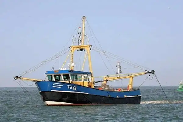 Nava de pescuit tip trauler de vânzare