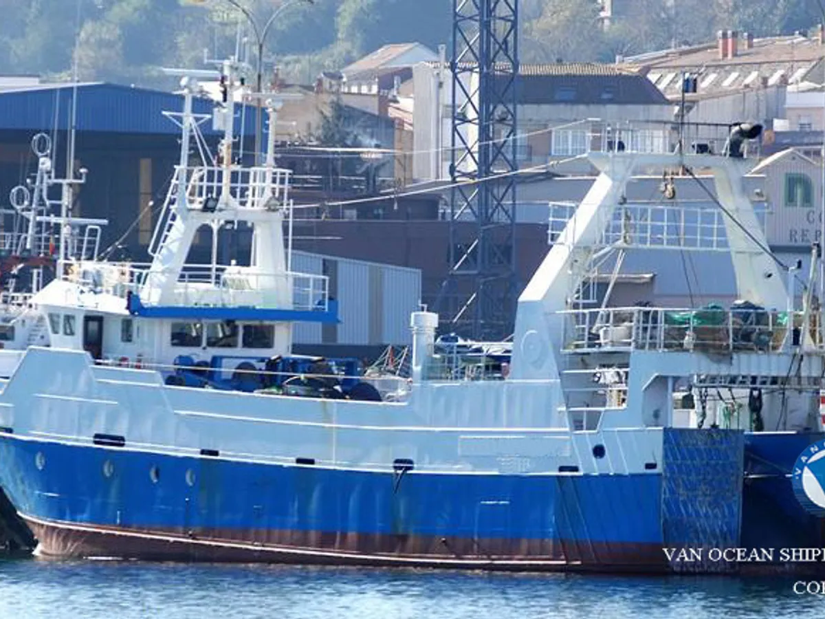 Nava de pescuit tip trauler de vânzare