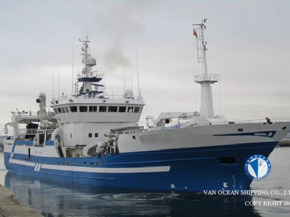 Nava de pescuit tip trauler de vânzare
