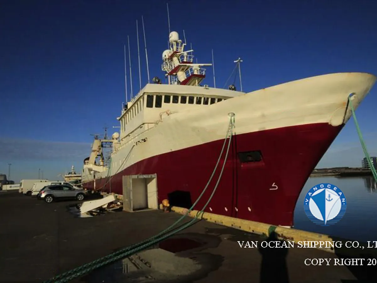 Nava de pescuit tip trauler de vânzare