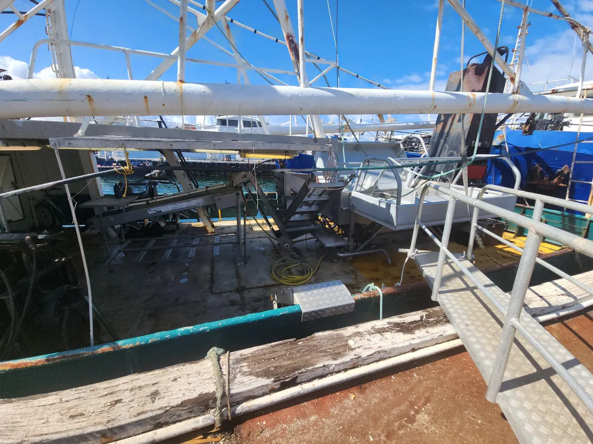 Nava de pescuit tip trauler de vânzare