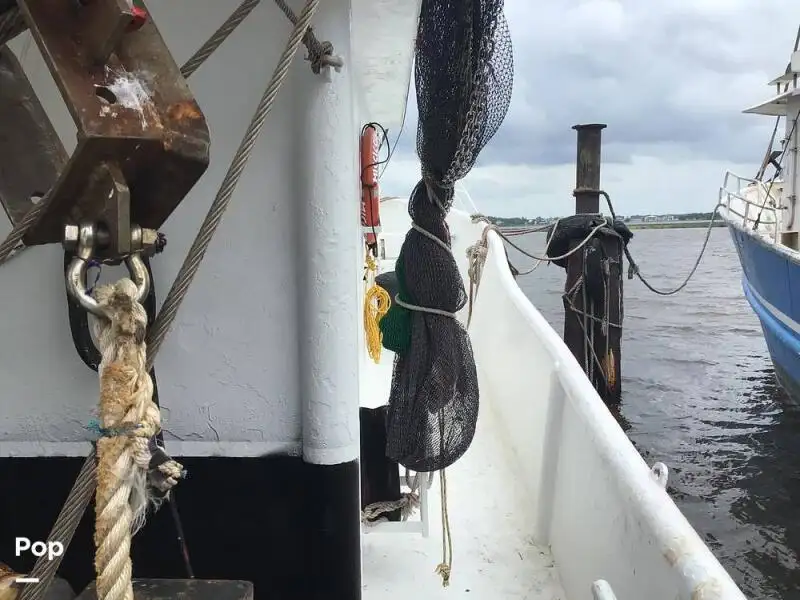 Nava de pescuit tip trauler de vânzare