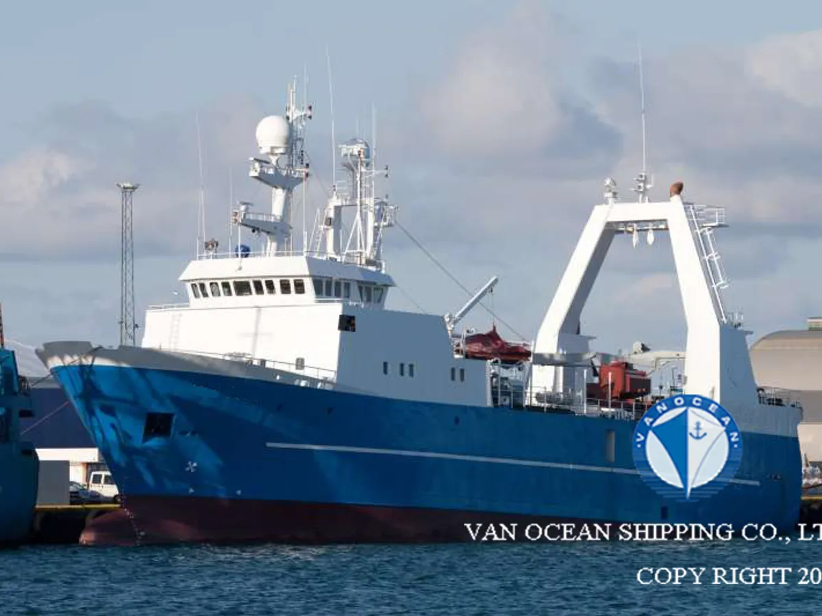 Nava de pescuit tip trauler de vânzare