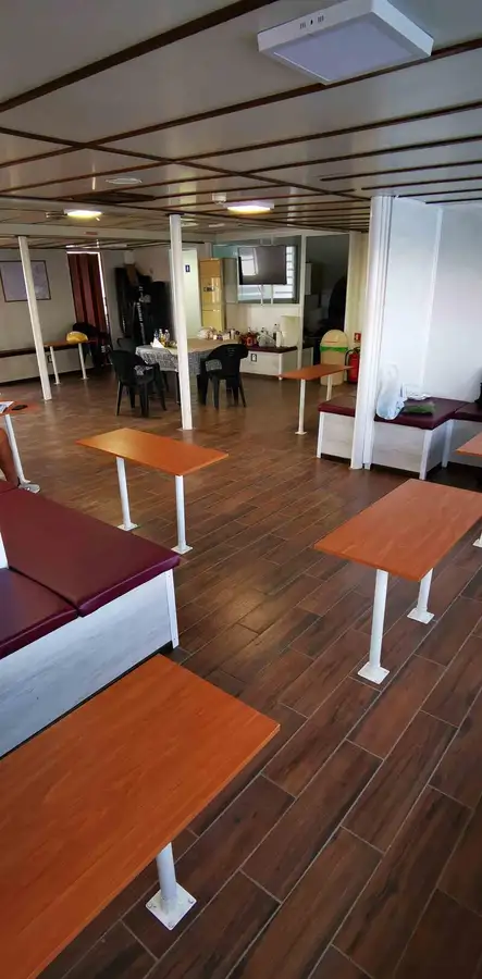 Ambarcațiune de debarcare, cu rezervoare de vânzare