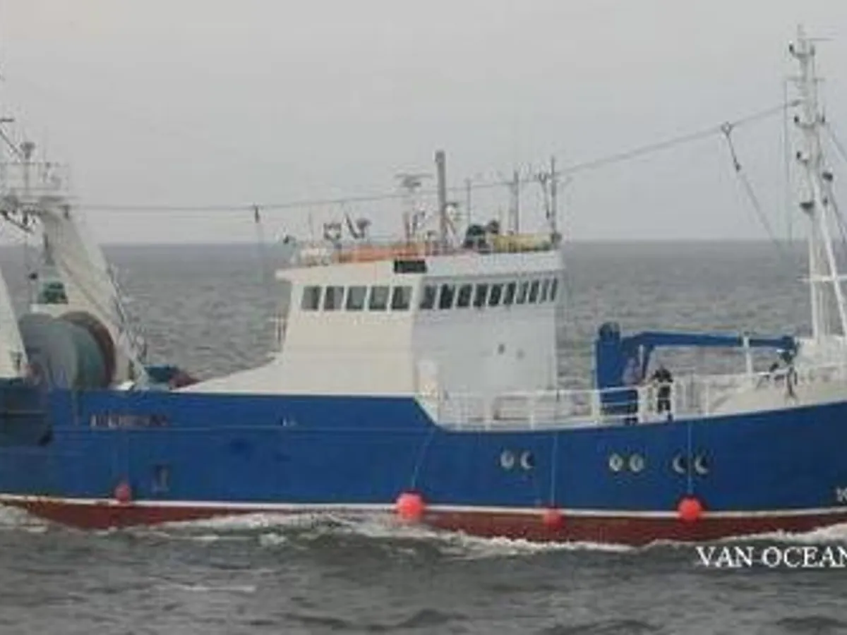 Nava de pescuit tip trauler de vânzare