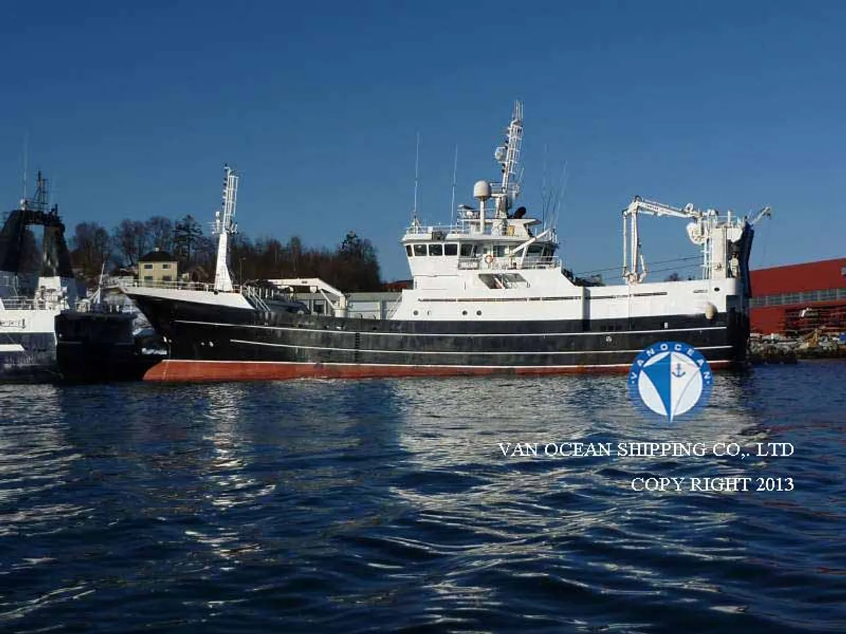 Nava de pescuit tip trauler de vânzare