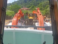 Ambarcațiune de debarcare, cu rezervoare de vânzare